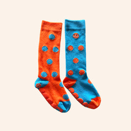 back view kids orange and blue mismatched polka dot knee high socks stretch cotton blend brrr kidswear